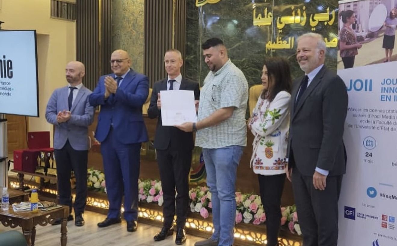 أثير محمد يتسلّم شهادة الاعتماد في كلية الإعلام بجامعة بغداد